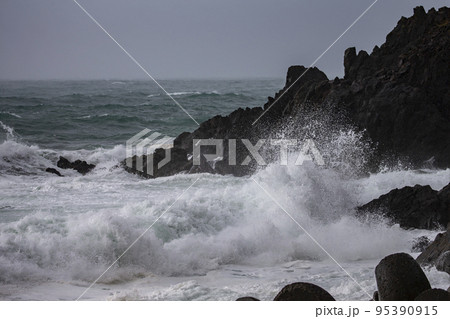 日本海の波 95390915