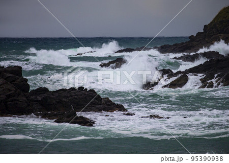 日本海の波 95390938