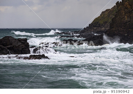 日本海の波 95390942