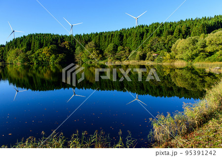 青空に映える風車群 大潟溜池 秋田県 青空に映える風車群 大潟溜池 秋田県 95391242
