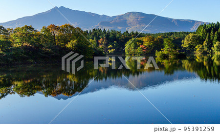 大潟溜池の静かな朝　秋田県　冬師湿原 95391259