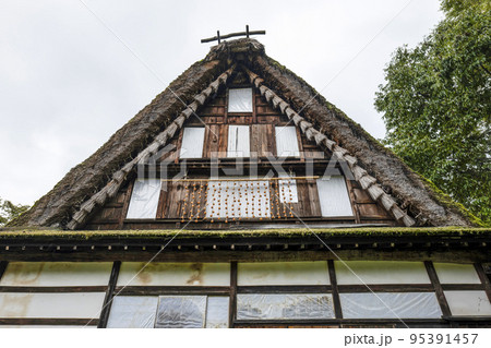 秋を迎えた飛騨の里（雨天） 95391457