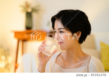 寝る前にお水を飲む女性	 95391476