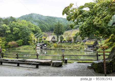 秋を迎えた飛騨の里（雨天） 95391541