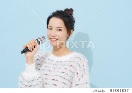 歌を歌う女性 歌を歌う女性 95391857