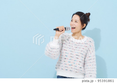 歌を歌う女性 95391861