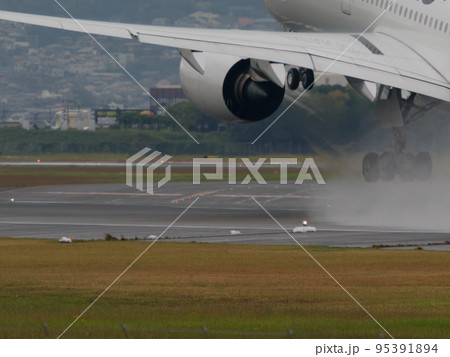 水煙を上げながら離陸する飛行機 95391894