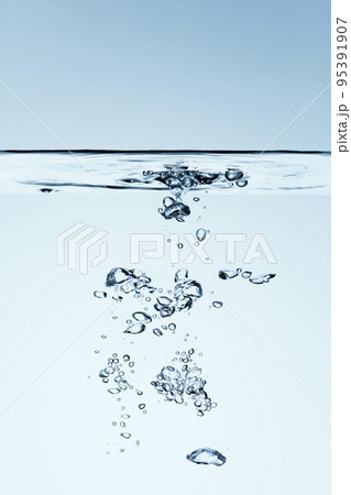 水の素材 健康や医療、環境やライフスタイル 水面 水中 水の素材 健康や医療、環境やライフスタイル 水面 水中 95391907