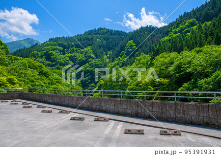荒川上流 道の駅大滝温泉付近 駐車場からの眺め 新緑の風景 荒川上流 道の駅大滝温泉付近 駐車場からの眺め 新緑の風景 95391931