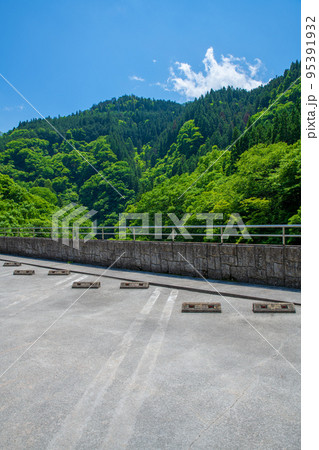 荒川上流 道の駅大滝温泉付近 駐車場からの眺め 新緑の風景 荒川上流 道の駅大滝温泉付近 駐車場からの眺め 新緑の風景 95391932