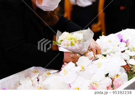 花束を手向ける喪主 花束を手向ける喪主 95392238