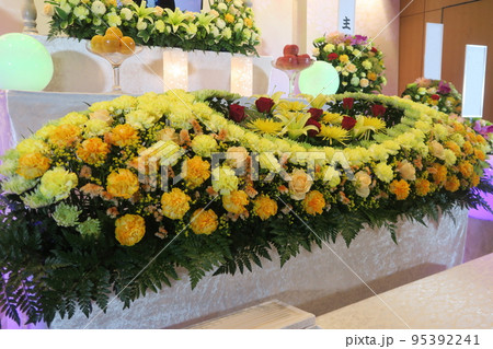 ビタミンカラーの花祭壇 95392241