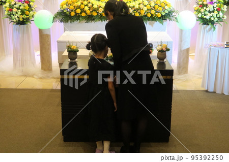 お焼香をする娘さんとお孫さん 95392250