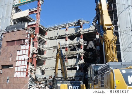 大型重機によるビル解体工事現場　ビルの取り壊し 95392317