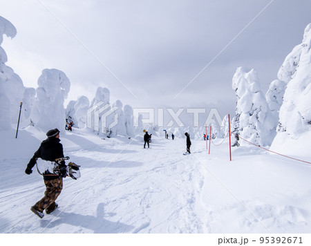樹氷原コースの平坦部を歩くスノーボーダー (山形県、蔵王温泉スキー場) 95392671