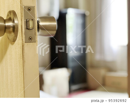 開けた古いドアと部屋ボカシ 95392692