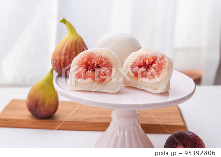 ケーキスタンドに乗ったいちじく大福 断面 ケーキスタンドに乗ったいちじく大福 断面 95392806
