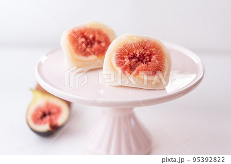 ケーキスタンドに乗ったいちじく大福 断面 ケーキスタンドに乗ったいちじく大福 断面 95392822