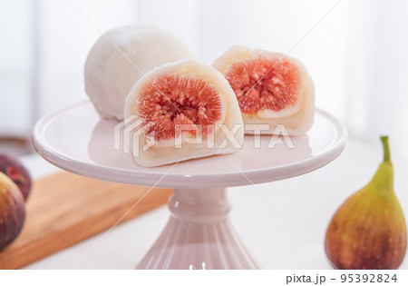 ケーキスタンドに乗ったいちじく大福 断面 95392824