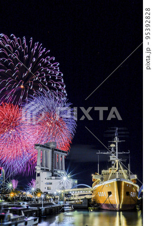 打ち上げ花火を見る名古屋港ガーデンふ頭 95392828