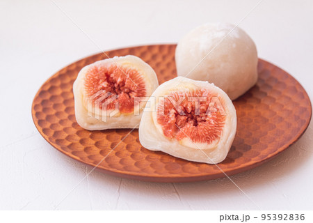 木の皿に乗ったいちじく大福 断面 95392836