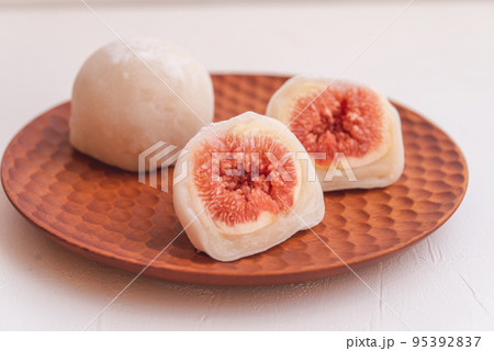木の皿に乗ったいちじく大福 断面 木の皿に乗ったいちじく大福 断面 95392837