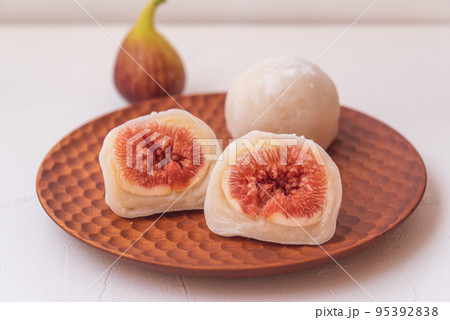 木の皿に乗ったいちじく大福 断面 95392838