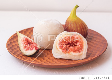 木の皿に乗ったいちじく大福 断面 木の皿に乗ったいちじく大福 断面 95392841