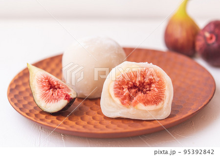 木の皿に乗ったいちじく大福 断面 95392842