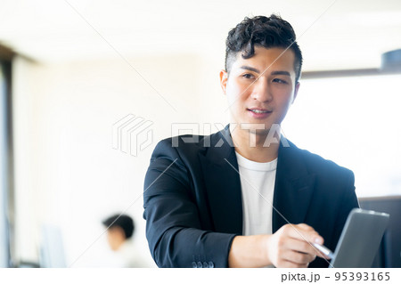ビジネス、会社員、男性、ビジネスマン、男性社員、打ち合わせ、パソコン、二人、PC、ビジネスイメージ ビジネス、会社員、男性、ビジネスマン、男性社員、打ち合わせ、パソコン、二人、PC、ビジネスイメージ 95393165