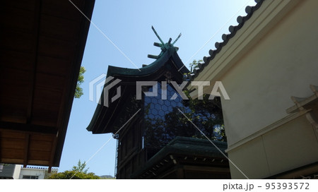 青い空の下の石切神社の御本殿 青い空の下の石切神社の御本殿 95393572