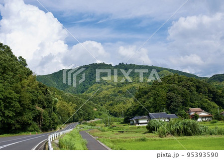 初秋(9月)の田舎道(空と山とアスファルト道路) 初秋(9月)の田舎道(空と山とアスファルト道路) 95393590