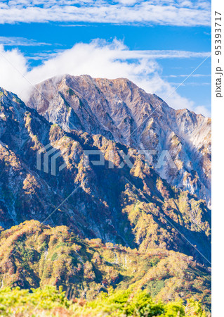 (長野県)紅葉が美しい 白馬八方尾根 登山道から眺める杓子岳 (長野県)紅葉が美しい 白馬八方尾根 登山道から眺める杓子岳 95393717