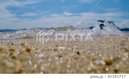 砂浜の波打ち際に打ち寄せる波 砂浜の波打ち際に打ち寄せる波 95393757