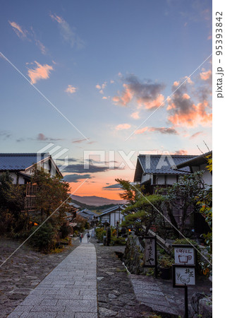 【岐阜県】馬籠宿の夕景 95393842