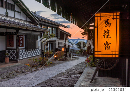 【岐阜県】馬籠宿の夕景 【岐阜県】馬籠宿の夕景 95393854