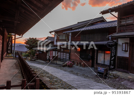 【岐阜県】馬籠宿の夕景 95393867