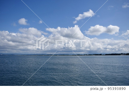 鳥取県 境港 夢みなと公園から眺める初秋の日本海 鳥取県 境港 夢みなと公園から眺める初秋の日本海 95393890