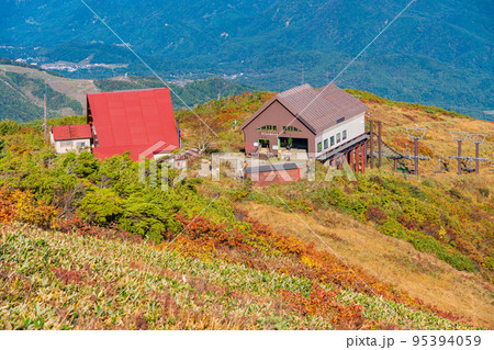 （長野県）紅葉が美しい白馬八方尾根登山　八方池山荘とクワッドリフトを見下ろす 95394059