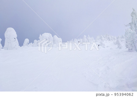 曇天の樹氷原滑走コース (山形県、蔵王温泉スキー場) 95394062