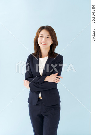 スーツ姿の女性　ブルーバック 95394584