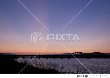 朝の河川敷にて 朝の河川敷にて 95394626