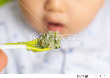 離乳食を食べる赤ちゃん 離乳食を食べる赤ちゃん 95394732