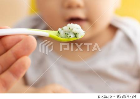 離乳食を食べる赤ちゃん 95394734