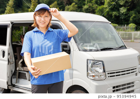 引越しや軽貨物ドライバーなど物流関係の仕事をする女性が笑顔で挨拶をする。青いポロシャツと帽子のユニフ 95394945