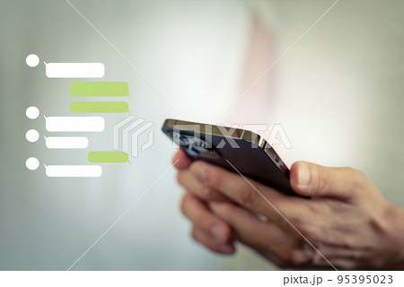 トークルーム（携帯電話を操作） 95395023