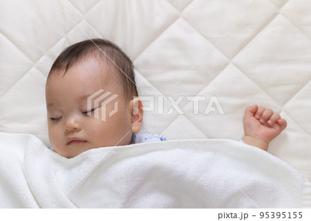 昼寝をする赤ちゃん 昼寝をする赤ちゃん 95395155