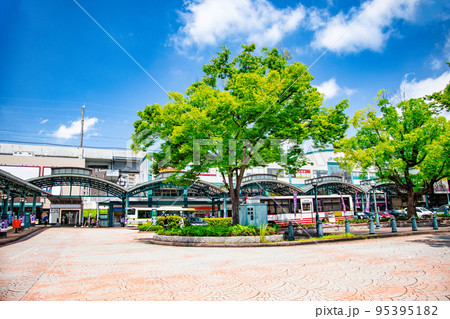 JR横川駅前の風景です。カラー舗装されたロータリーやかよこバスという名のレトロバスがあります。広島県 JR横川駅前の風景です。カラー舗装されたロータリーやかよこバスという名のレトロバスがあります。広島県 95395182