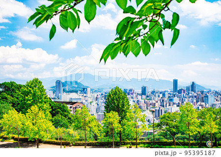 広島市西部の高台(竜王公園)付近から、広島市の南東方面を展望しています。似島の山影が見えます。 95395187