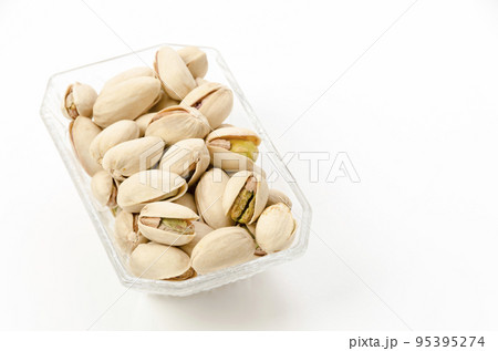 ガラスの小皿に入ったピスタチオ ガラスの小皿に入ったピスタチオ 95395274